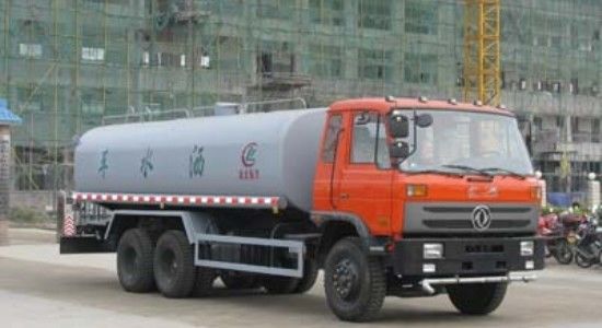 Il camion di Bowser dell'acqua di Dongfeng 6x4 20000L 210hp torna indietro il ponte