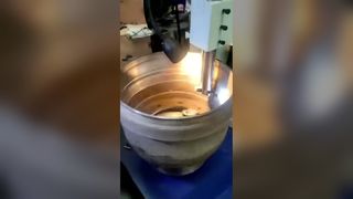 Alesatrice per tamburi freno fornita dalla fabbrica