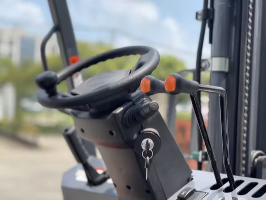Vendiamo un carrello elevatore da 5 tonnellate con motore giapponese