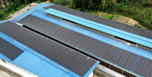 Cornice galvanizzata Sistema di energia solare completo 300W-20KW Alta efficienza 15%-22% Apparecchiature fotovoltaiche fuori rete per l'approvvigionamento energetico domestico e agricolo